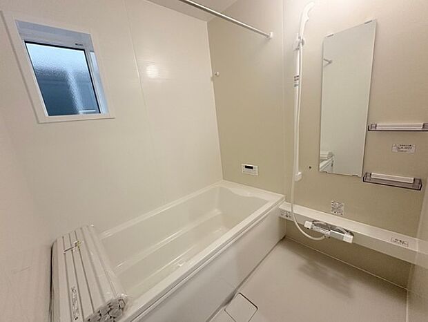 高級感溢れるカラーと大きさ・柔らかな曲線で構成された半身浴も楽しめるバスタブが心地よさをもたらします。