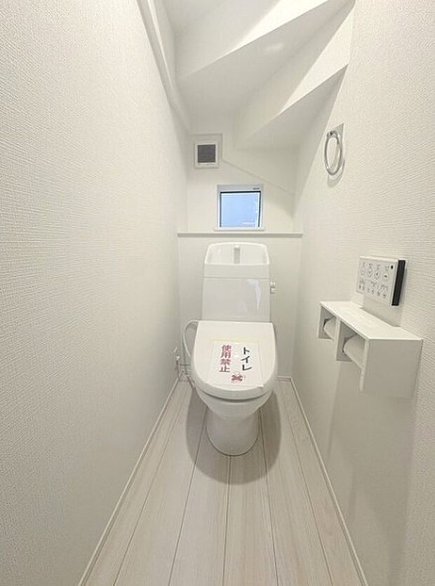 快適な生活を送るための必須アイテムとなった洗浄機能付トイレ。おしり洗浄、ビデ洗浄、暖房便座の3つの機能を標準装備しています。