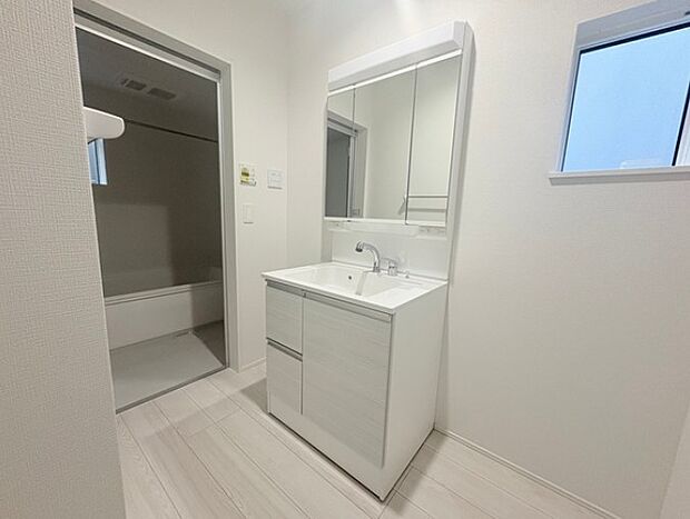 大きく見やすい三面鏡で清潔感ある洗面台は、身だしなみチェックや肌のお手入れに最適です。何かと物が増える場所だからこそ、スッキリと見映えの良い空間に拵えました。