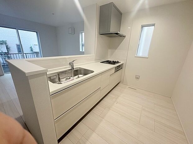 カウンターキッチンなら、リビングで遊ぶ子供の様子を見ながら料理ができるので安心です。料理を運んでもらったり、子供にお手伝いしてもらいやすいのもいいですね♪