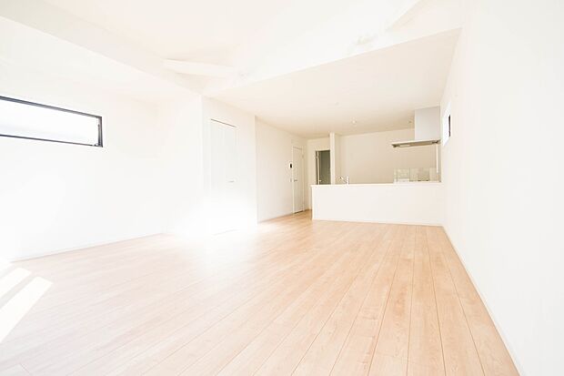 通風・採光に優れ、心地よい光と風が溢れています。 贅沢で豊かな居住性と、プライドを満たすクオリティが見事に調和した住空間。新築ならではの快適なひとときをご体感頂ける筈です。