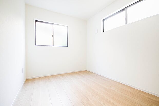 明るい窓のあるお部屋は子供部屋にぴったり。可愛い家具で素敵なお部屋に。