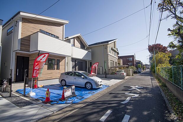 前面道路の日当たりの良い明るいお家。