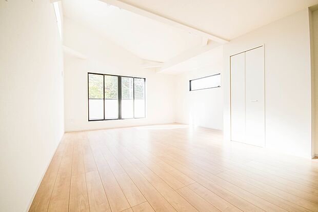 明るく開放的なダイニング。家族とのコミュニケーションが取りやすく、みんなの笑顔が溢れます