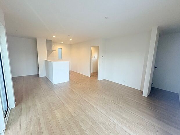 うららかな陽射しがどのお部屋にも降り注ぎますように、快適さを追求した間取設計。得難い立地環境での生活を恵みの豊かな永住の地へと変えてくれます。