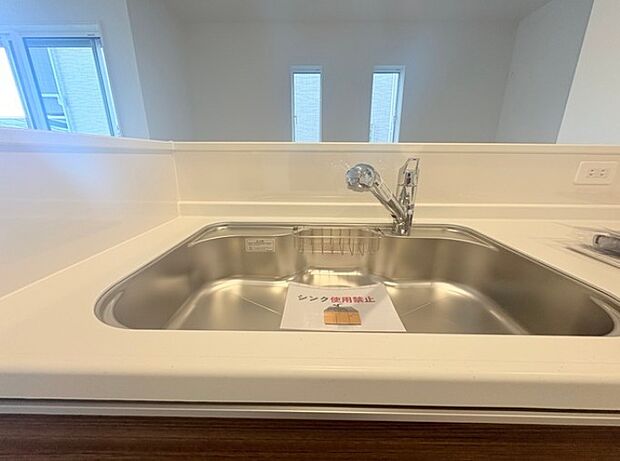 カウンターキッチンは広くて収納力もあるので、快適に料理をすることができます。食器や炊事用具を手の届くところに配置しやすいため調理もスピーディーです。