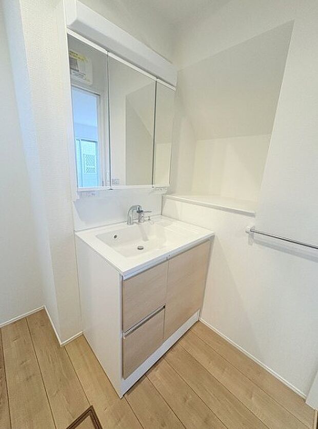 大きく見やすい三面鏡で清潔感ある洗面台は、身だしなみチェックや肌のお手入れに最適です。何かと物が増える場所だからこそ、スッキリと見映えの良い空間に拵えました。