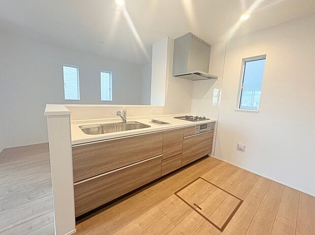 カウンターキッチンなら、リビングで遊ぶ子供の様子を見ながら料理ができるので安心です。料理を運んでもらったり、子供にお手伝いしてもらいやすいのもいいですね♪