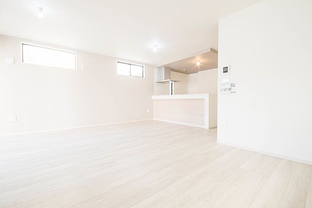 通風・採光に優れ、心地よい光と風が溢れています。 贅沢で豊かな居住性と、プライドを満たすクオリティが見事に調和した住空間。新築ならではの快適なひとときをご体感頂ける筈です。