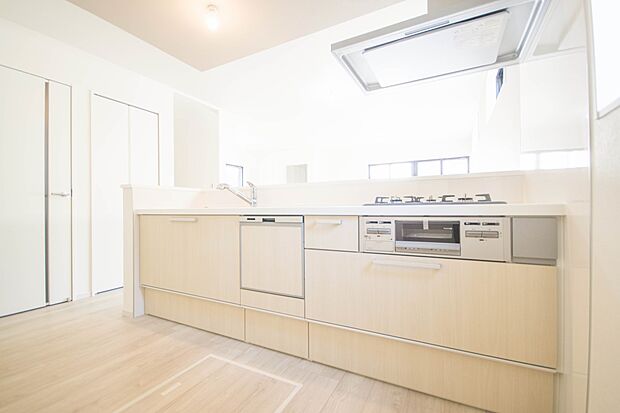 三口コンロで料理の幅を拡げてくれる使いやすいシステムキッチンを採用。洗い場も大きいので野菜や食器を洗ったりする際にも捗り、奥様の強い味方となってくれるはずです。