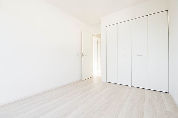 バルコニーに直接出入りできるお部屋です。ちょっと外の空気を吸いたい時や、ベランダでミニガーデニングなども楽しめそうです。