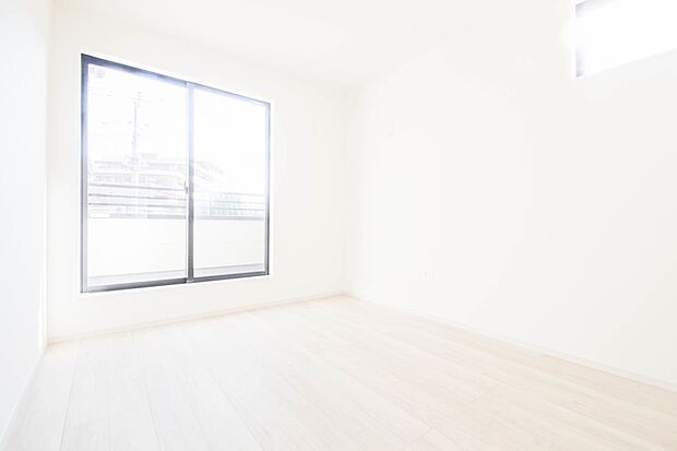 明るい窓のあるお部屋は子供部屋にぴったり。可愛い家具で素敵なお部屋に。