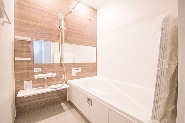 高級感溢れるカラーと大きさ・柔らかな曲線で構成された半身浴も楽しめるバスタブが心地よさをもたらします。