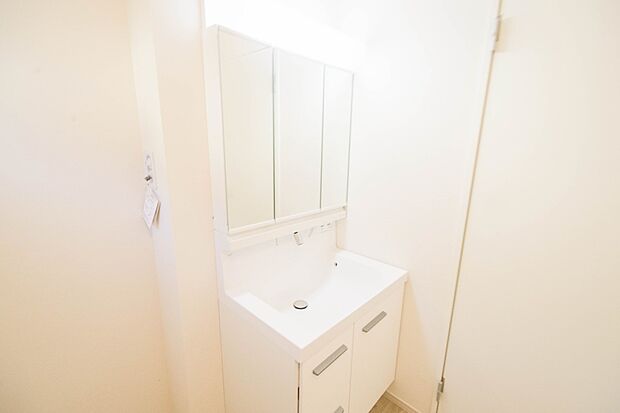 大きく見やすい三面鏡で清潔感ある洗面台は、身だしなみチェックや肌のお手入れに最適です。何かと物が増える場所だからこそ、スッキリと見映えの良い空間に拵えました。