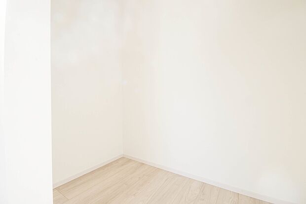 たくさんの洋服をかけてもシワになりにくいウォークインクローゼット。洋服以外にも、普段使わない家電やスーツケース、ストック品など何でも片付く嬉しい空間です。