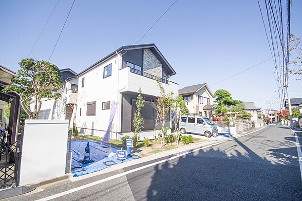 前面道路の日当たりの良い明るいお家。