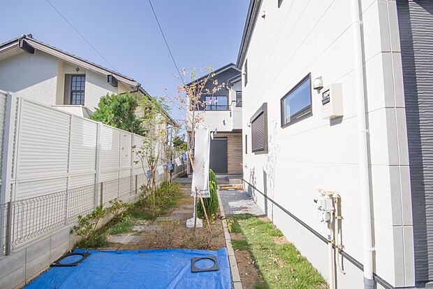 堂々たる趣ながら、主張し過ぎずどこか余裕を感じさせるシャープなフォルムで佇む邸宅は、晴天の空と照らし合わせる事で、本来あるべき完成形の姿を見せてくれます。