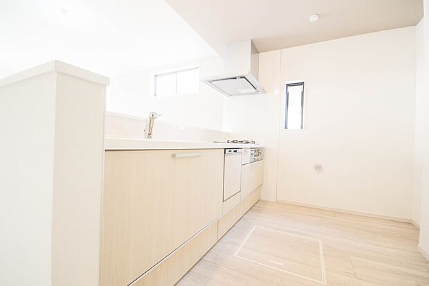 カウンターキッチンなら、リビングで遊ぶ子供の様子を見ながら料理ができるので安心です。料理を運んでもらったり、子供にお手伝いしてもらいやすいのもいいですね♪