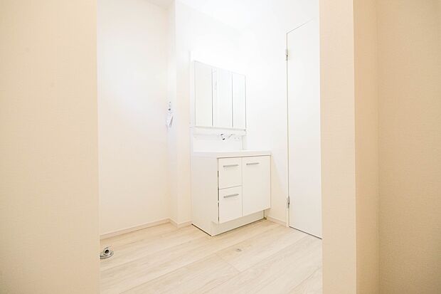 洗面室のある脱衣所は広々。脱いだお洋服をそのままお洗濯。