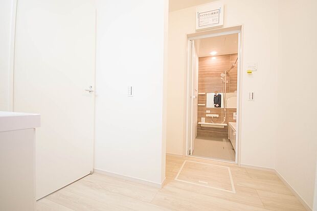 毎日使う洗濯機。しっかりと奥行きのある置き場が確保されています。