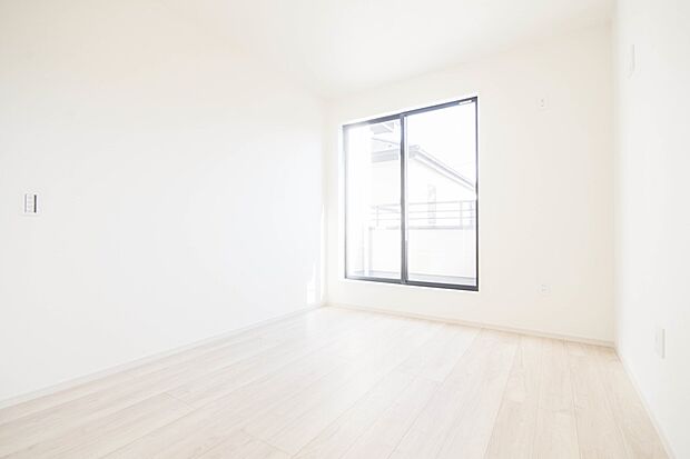 独立性を高めたお部屋。たっぷりの収納も配備しており、片付いた空間を現実出来そう。陽光も降り注ぐ明るく開放的な空間が魅力的。