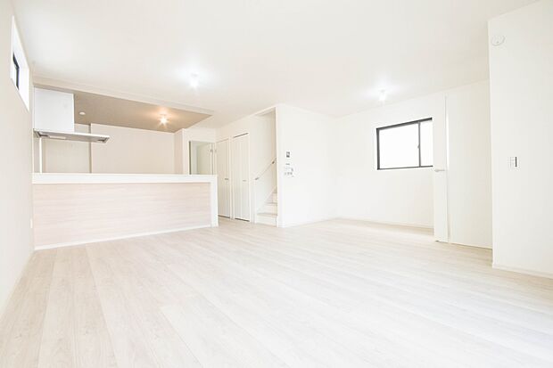 リビングは、食事スペースと寛げる場所設けてもまだ余裕の広さ。明るい光が照らしてくれます。