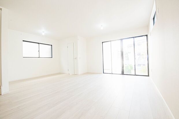 明るく開放的なダイニング。家族とのコミュニケーションが取りやすく、みんなの笑顔が溢れます