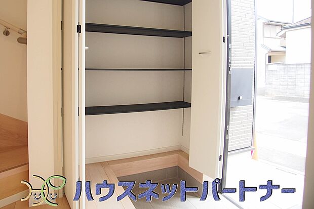 玄関の扉を開けるとそこは家族の待つお家。笑い声が聞こえてきそう。