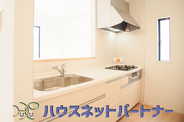 三口コンロで料理の幅を拡げてくれる使いやすいシステムキッチンを採用。洗い場も大きいので野菜や食器を洗ったりする際にも捗り、奥様の強い味方となってくれるはずです。