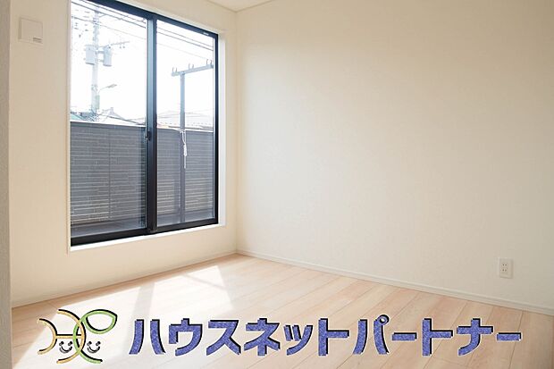 独立性を高めたお部屋。たっぷりの収納も配備しており、片付いた空間を現実出来そう。陽光も降り注ぐ明るく開放的な空間が魅力的。