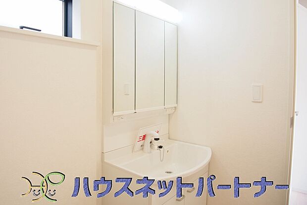 ミラーを手前に引けば、楽な姿勢で髭剃りやメイクができます。合わせ鏡にすればヘアスタイルのチェックもラクラク。洗面化粧台のミラー裏にはたっぷり入る収納スペースを設けています。