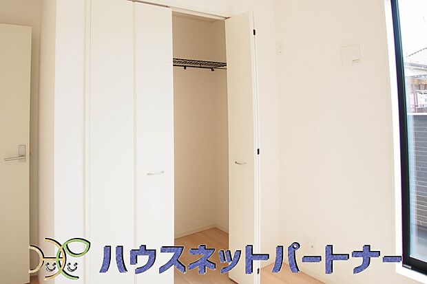 壁面クローゼットのメリットは、衣類が横一列に並ぶためひと目で洋服が選びやすいこと。衣類をたくさんお持ちの方も、限られたスペース内に無理なく収納することができます。