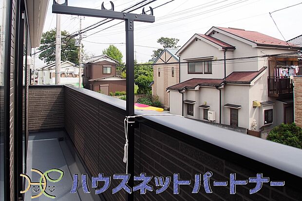 朝の澄んだ空気や、夕方に吹く清々しい風を五感で感じられるバルコニー。住まいの中で唯一屋外にあって、本当の自然を感じられるスペースです。