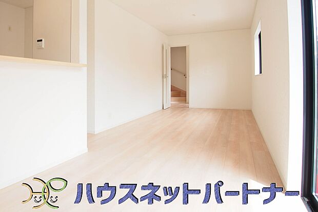 カウンターキッチンなら、リビングで遊ぶ子供の様子を見ながら料理ができるので安心です。料理を運んでもらったり、子供にお手伝いしてもらいやすいのもいいですね。