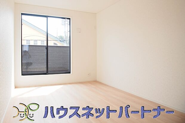 日差しが差し込む明るいお部屋。朝は太陽の光を浴びて一日の始まりです。