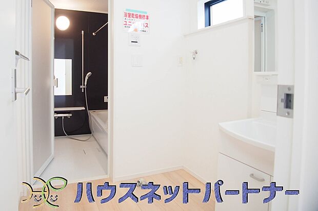 洗面室は窓の光が差し込み明るく清潔感があります。