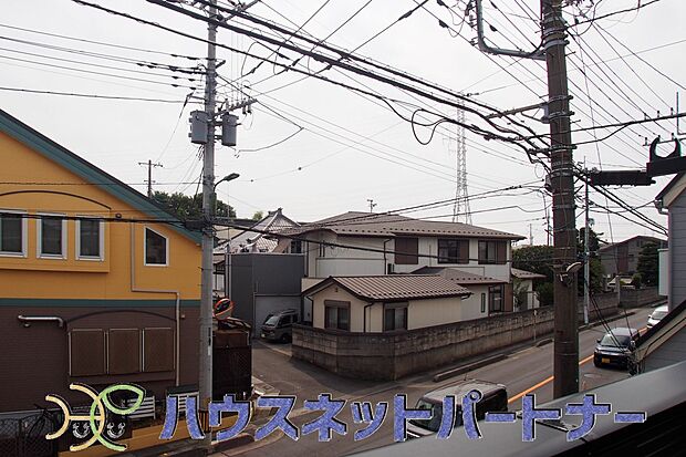 2階にあるバルコニーは太陽の光が燦々と降り注ぎ、毎日のお洗濯も快適に。太陽は心を元気にしてくれますよね。