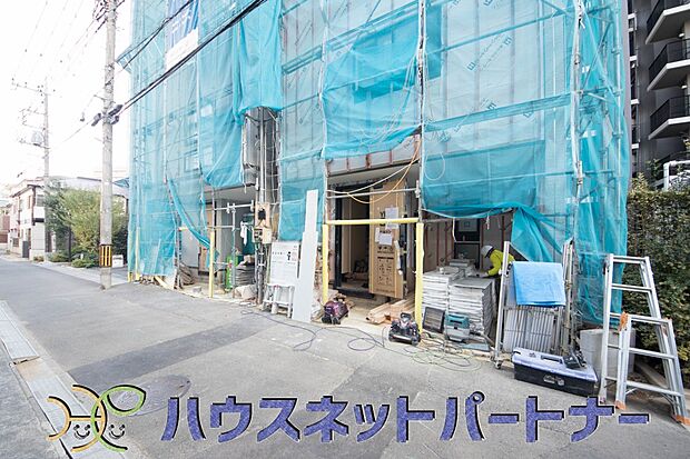 玄関前に季節のお花を置いて可愛く演出してみてはいかがですか。来客が憧れる玄関造りを楽しんで下さい。