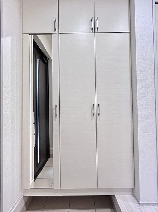 背の高いシューズボックスは、スタンドミラーにもなって全身のコーディネートチェックが可能。朝の身だしなみチェックに最適です。