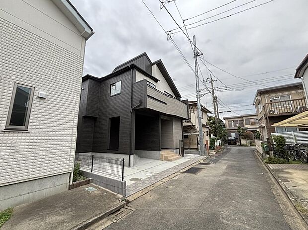 前面道路の日当たりの良い明るいお家。