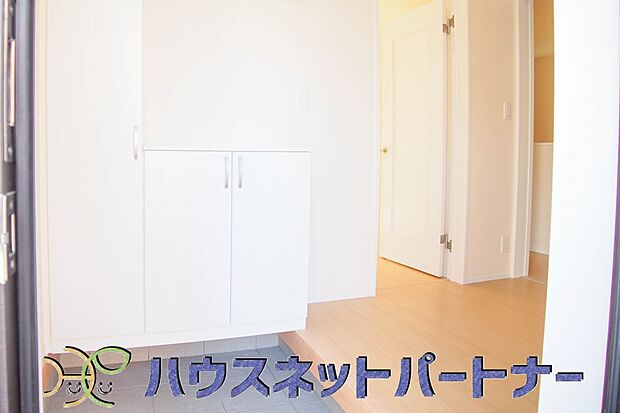 玄関の扉を開けると家族の待つお家。幸せを感じる瞬間です。