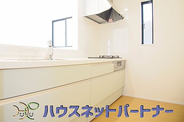 家族の様子を見ながらキッチンでお料理。一日の出来事を会話しながらの家事は嬉しいコミュニケーション。