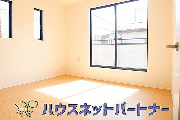 2面窓のお部屋は明るい日差しが2方向から差し込み、四季折々の風を感じられます。