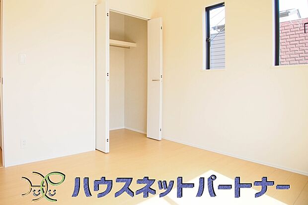 昨今のトレンドになりつつあるのが、広過ぎず、快適すぎない子ども部屋。勉強と寝るだけの部屋にすることで閉じこもりがなくなり、リビングで過ごす時間が増えると言われています。