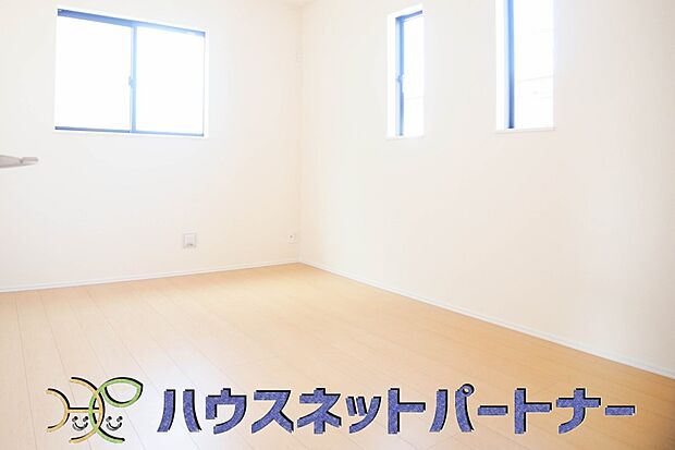 柔らかな光り差し込む家族に優しい洋室は子供部屋にぴったり。