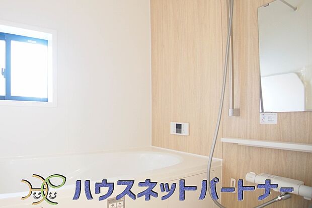 窓がある浴室は心地よいバスタイムを演出してくれます。たまには本を読みながら半身浴もいいですね。