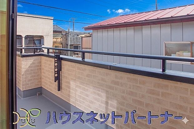 通路を広く確保し、洗濯物をゆったりと干すことができます。また、プランターを飾ったり、ガーデンチェアなどを置けば、快適なアウトドアリビングにもなります。