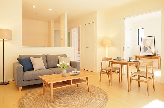 【家具はイメージ画像です】忙しい朝でも家族揃って食事をして頂ける、ゆとりある大きさのダイニングスペース。奥様の手料理をカウンター越しに受けとって頂き、テーブルで囲む素敵な時間を存分にお愉しみ下さい。