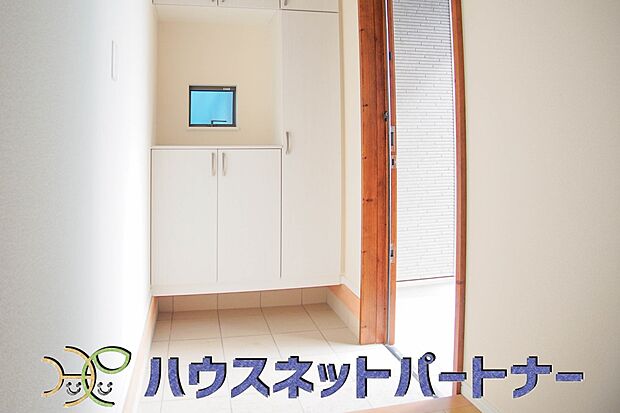 玄関扉を開くとゆったりとした空間。この感動を現地で是非体感してみて下さい。