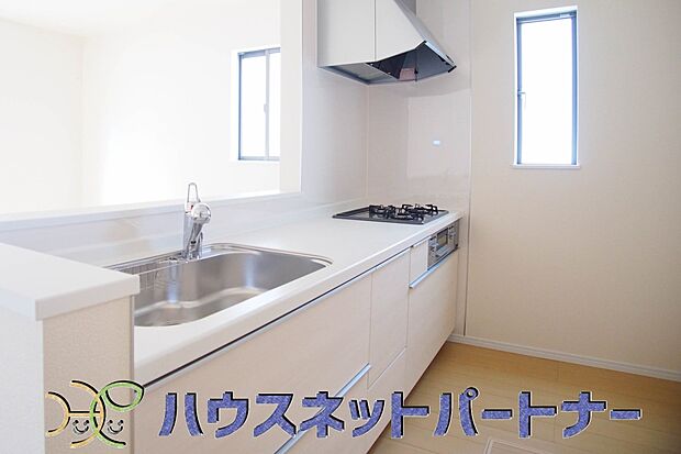 人工大理石のワークトップやシンクは、水を流しただけできれいになったように見えます。白いキッチンは明るく清潔感があり、とっても素敵です。